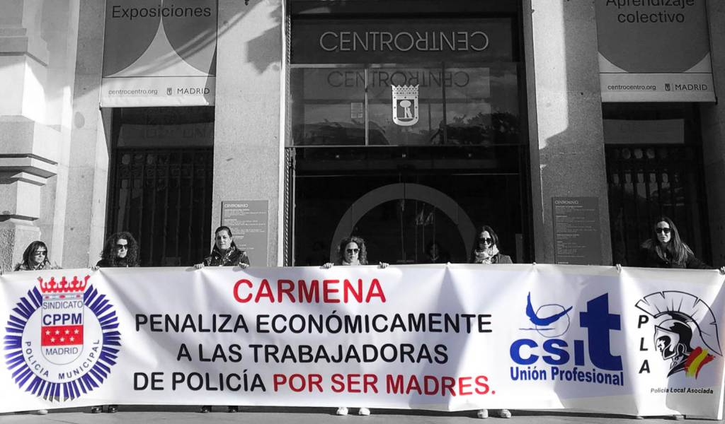 Mujeres policía protestando contra CARMENA